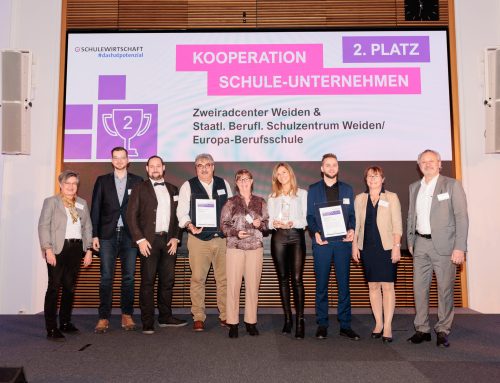 Staatssekretär Michael Kellner verleiht den SCHULEWIRTSCHAFT-Preis 2023 an die Europa-Berufsschule Weiden i.d.OPf. und ZWEIRADCENTER WEIDEN